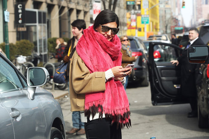 new-york-street-style-fashion-week-look-giovanna-battaglia-sciarpa-rosa_hg_temp2_s_full_l