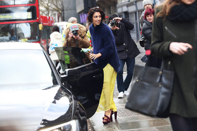 london-street-style-yasmin-sewell-gonna-giallo-sandali_hg_temp2_s_full_l